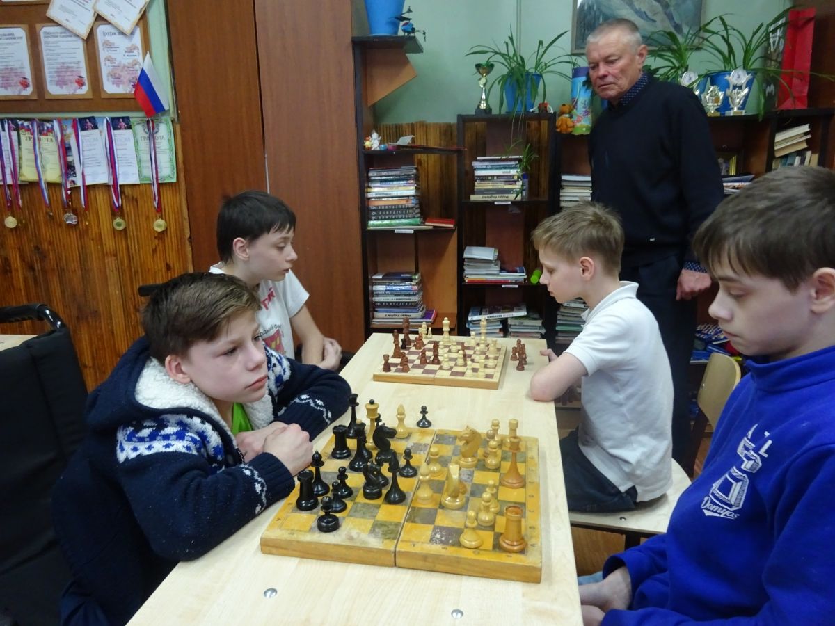 Соревнования по шахматам и русским шашкам.