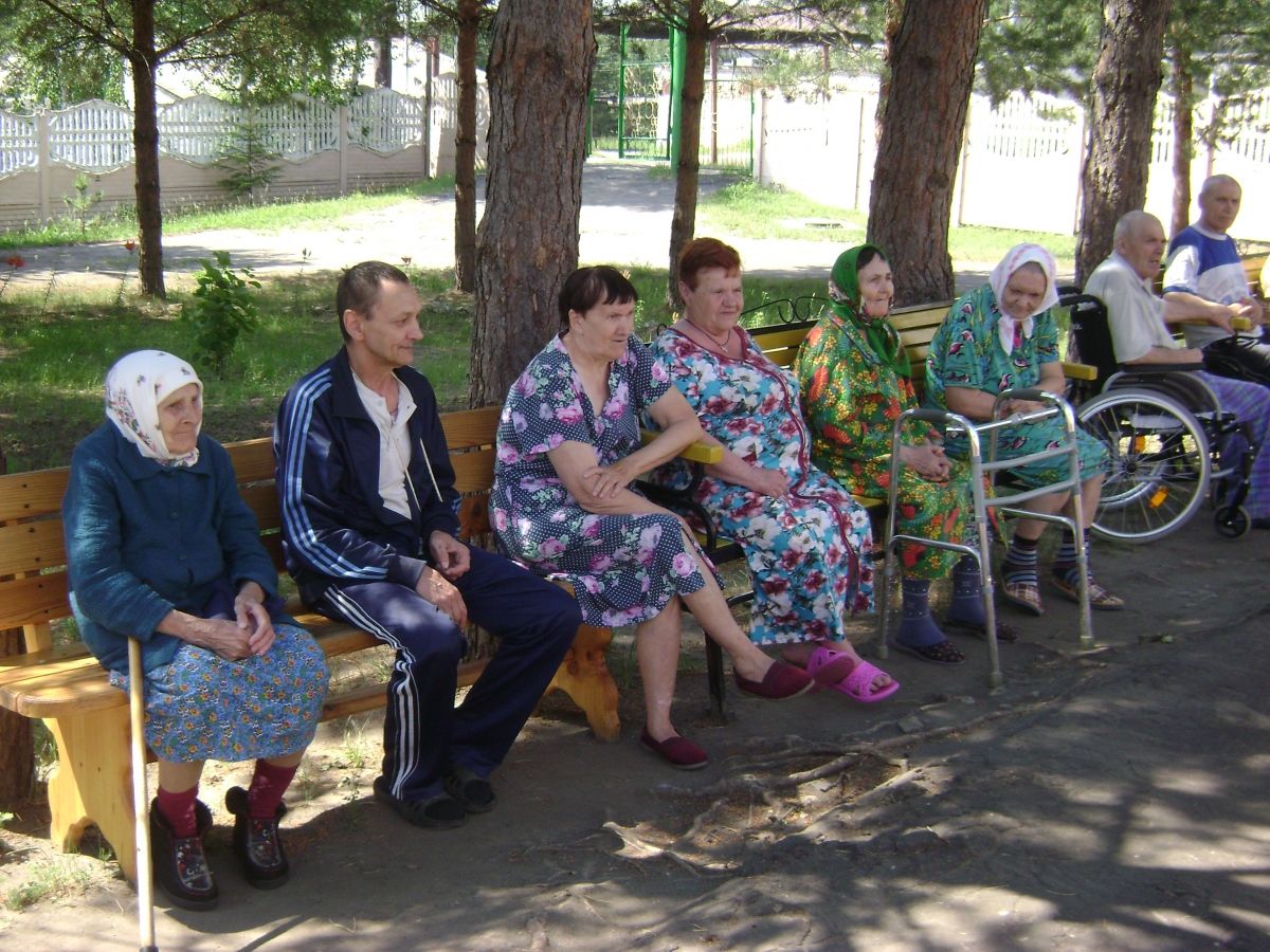 Общение на свежем воздухе в Старошайговском филиале ГБСУ СОССЗН РМ «Заречный дом-интернат для престарелых и инвалидов»