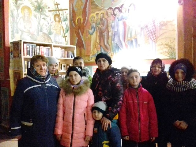 Дети прикоснулись к иконе Святого Пантелеймона