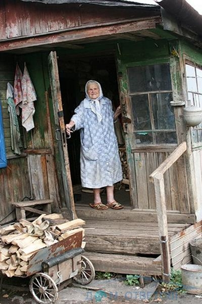 Бабушка можно к тебе приехать пожить 131. Деревенская бабушка. Бабушка в деревне. Старый дом бабушки. Домик бабушки.