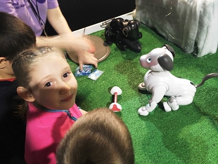 Дети на выставке роботов