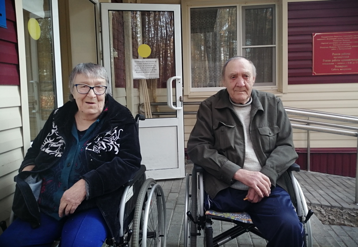 Прогулка на свежем воздухе в ГБСУСОССЗН РМ «Заречный дом-интернат для престарелых и инвалидов»