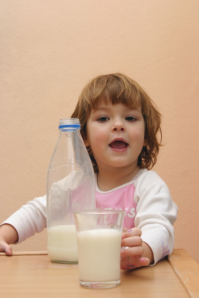 Получателями государственной услуги ежемесячной денежной выплаты на приобретение специальных молочных продуктов по заключению врачей  является граждане, имеющие детей в возрасте до трех лет