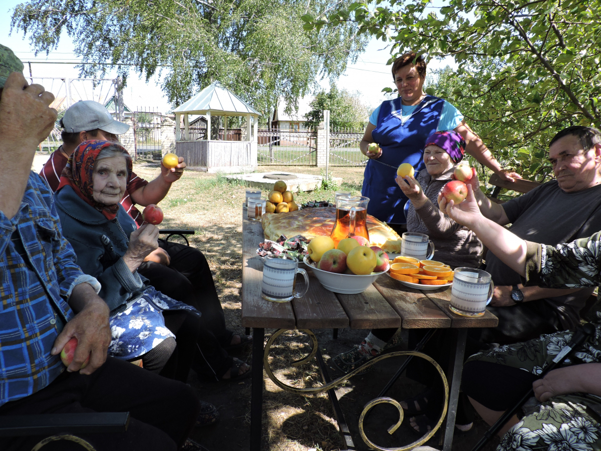 Праздник «Яблочный спас» в Новочадовском филиале ГБСУСОССЗНРМ «Заречный дом-интернат для престарелых и инвалидов»