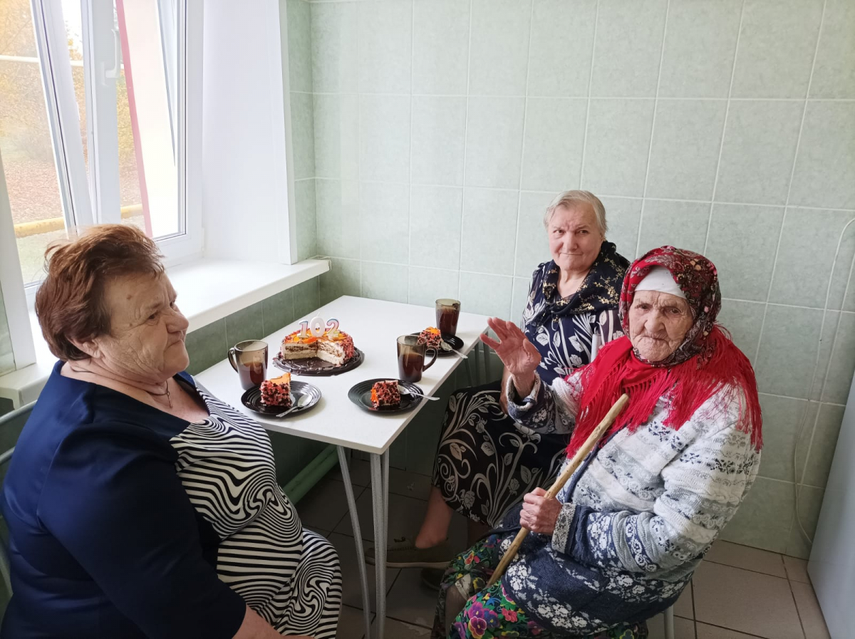 102 года Славкиной Марии Андреевне в Старошайговском  филиале ГБСУСОССЗН РМ «Заречный дом-интернат для престарелых и инвалидов»