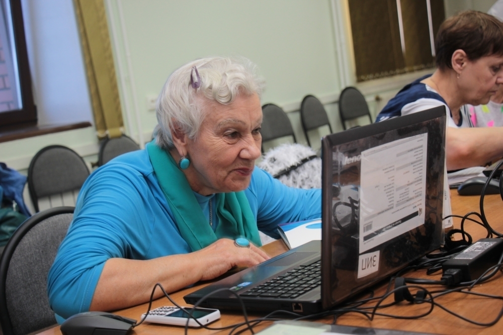 Получатели социальных услуг посетили Онлайн занятия по финансовой грамотности для старшего поколения