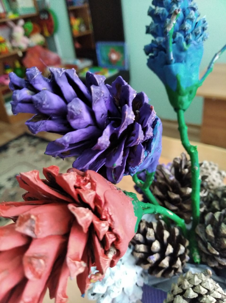 Работа с природным материалом «Цветы из сосновых шишек»