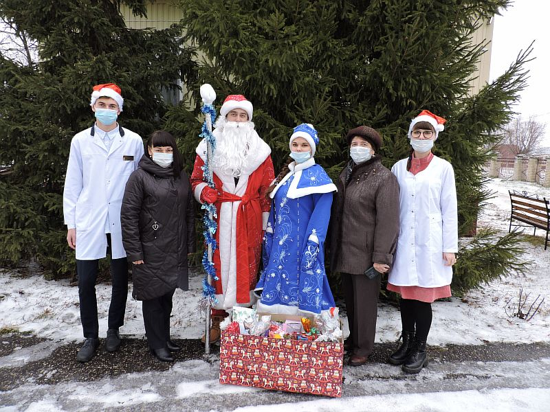 Вручение новогодних подарков в Новочадовском филиале от волонтеров Темниковского медицинского колледжа