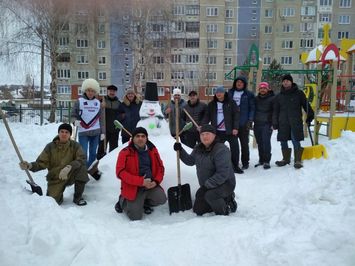 Администрация Пролетарского района города Саранска и волонтеры в помощь по уборке снега на территории приюта