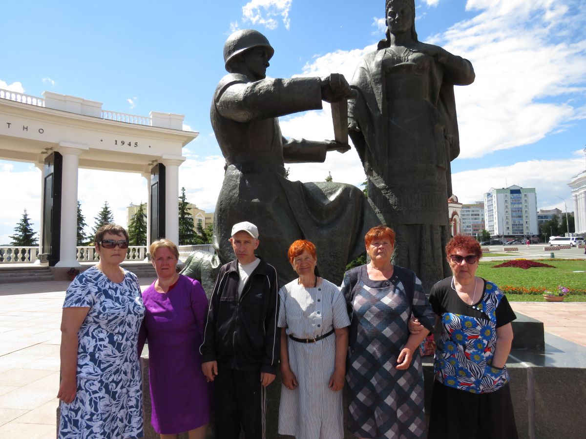 Получатели социальных услуг в полустационарной форме совершили поездку по памятникам г.Саранска