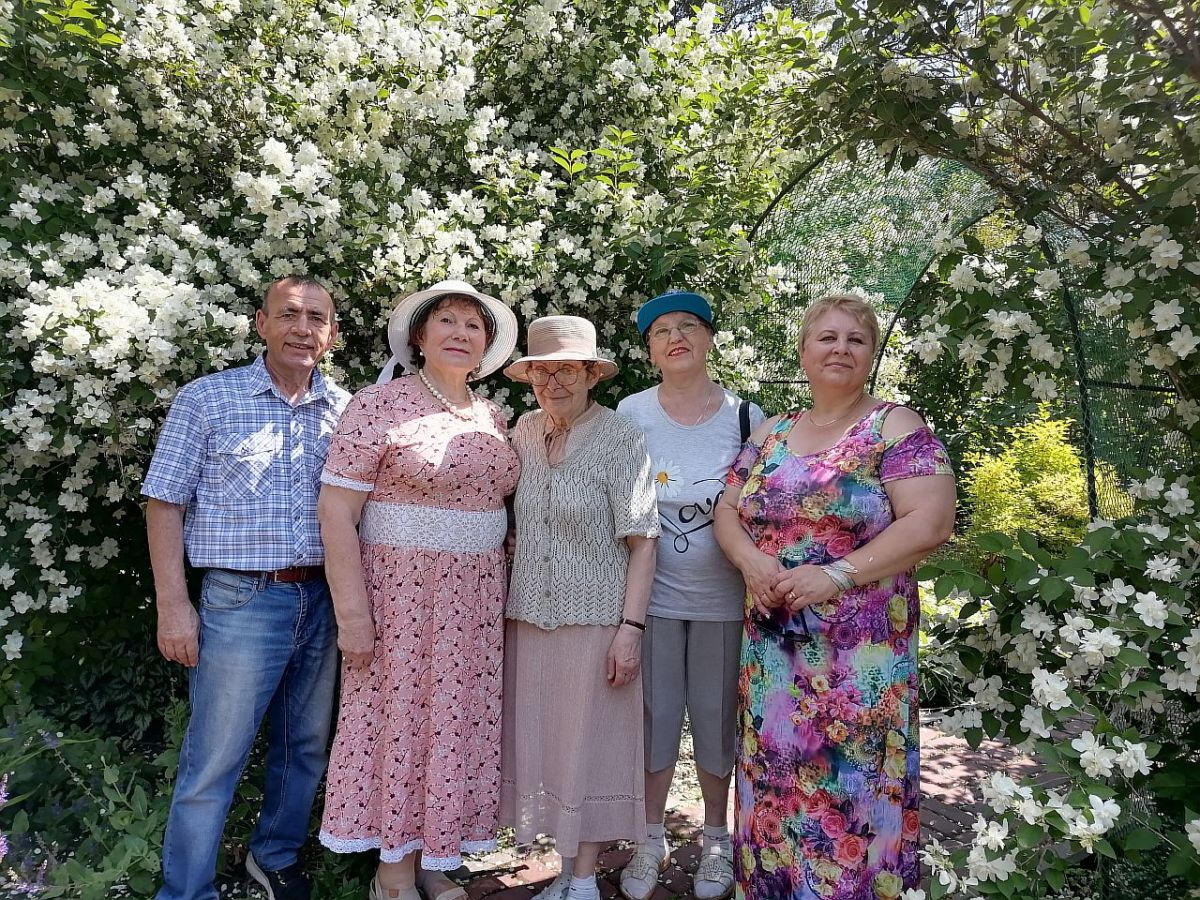 «Цветущее лето». Культурно-познавательный туризм для пожилых людей: Экскурсия в Ботанический сад.