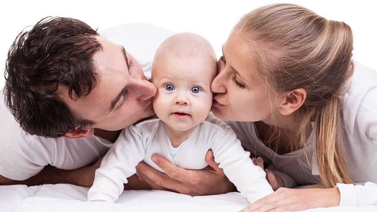 Рождение первого ребенка в семье дает право на ежемесячную денежную выплату