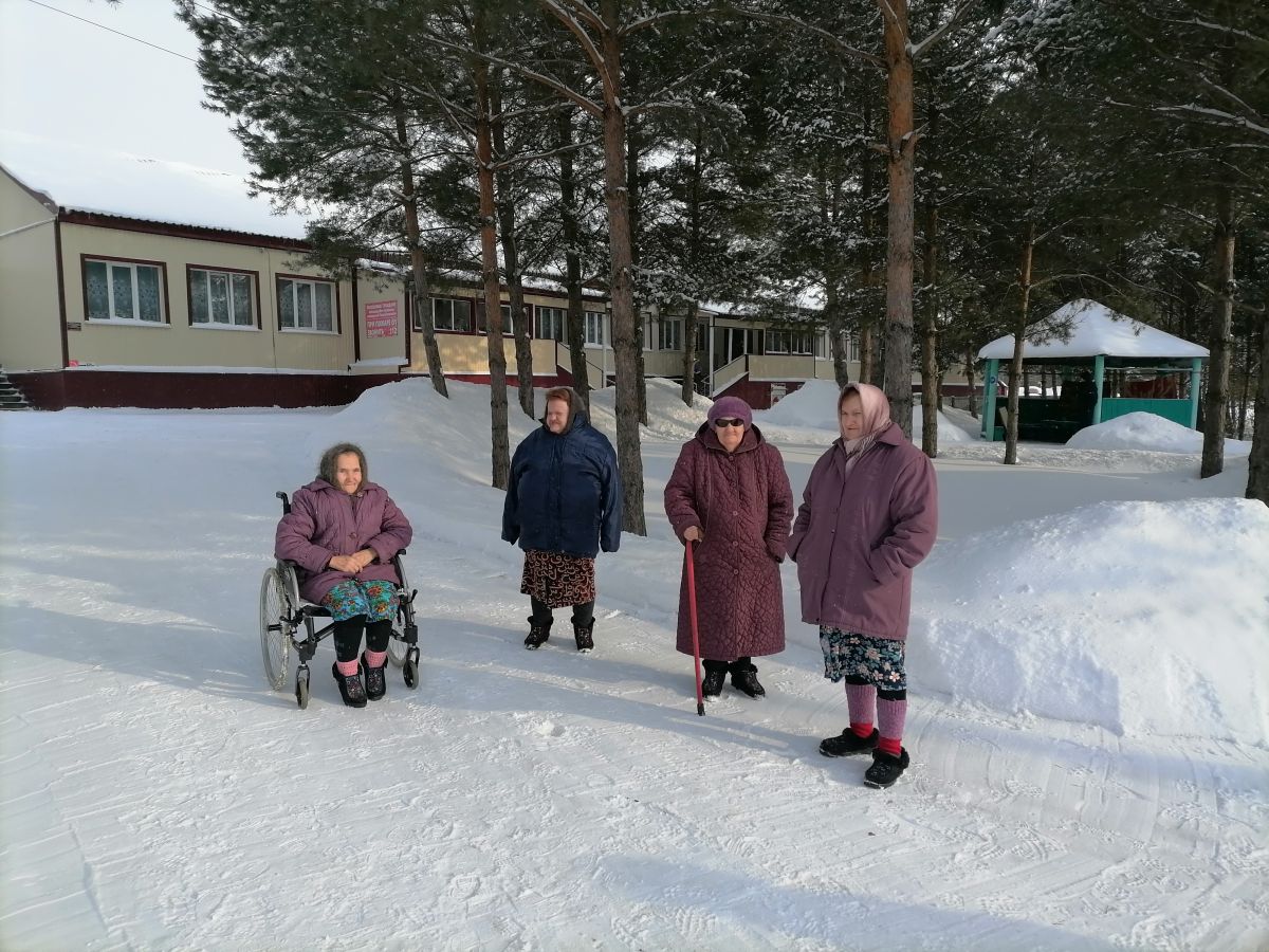 Прогулка на свежем воздухе в Старошайговском филиале ГБСУСОССЗН РМ «Заречный дом-интернат для престарелых и инвалидов»