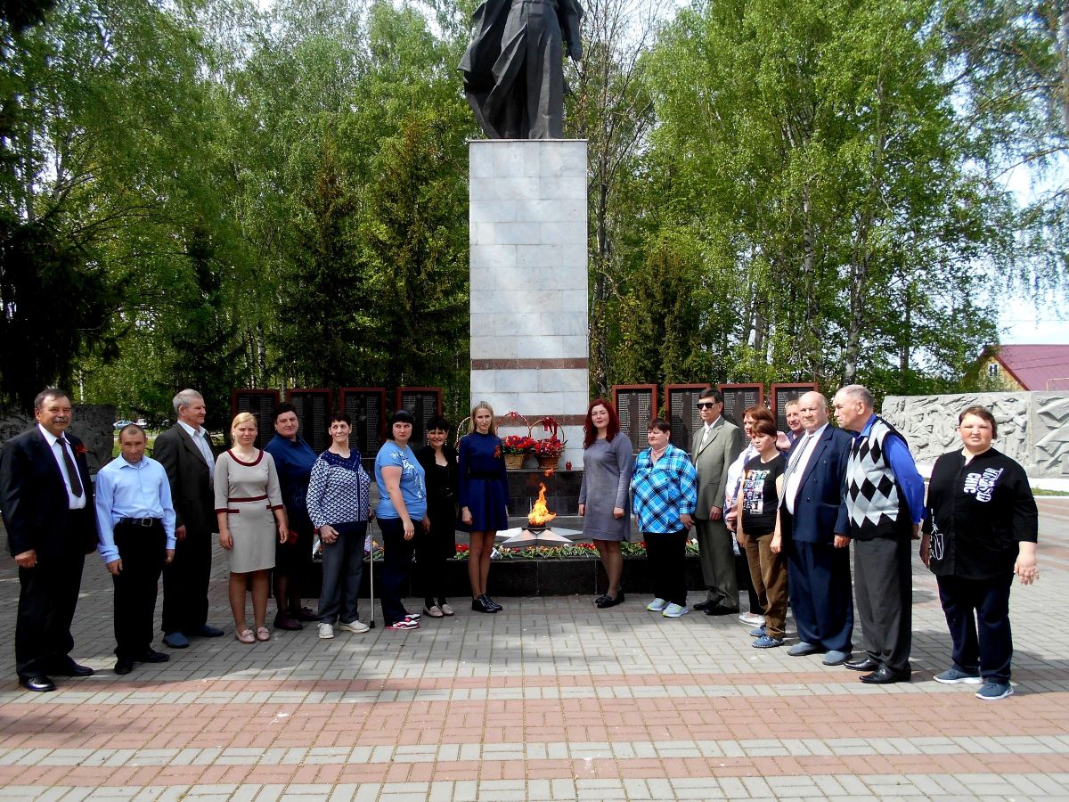 Возложение цветов к памятнику погибшим воинам