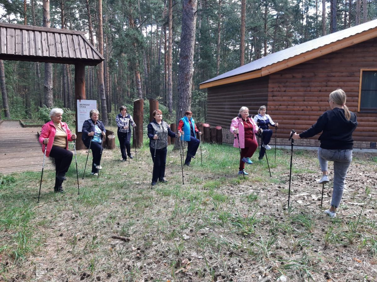 Занятия по скандинавской ходьбе в Отделении дневного пребывания для поддержания здоровья пожилых людей