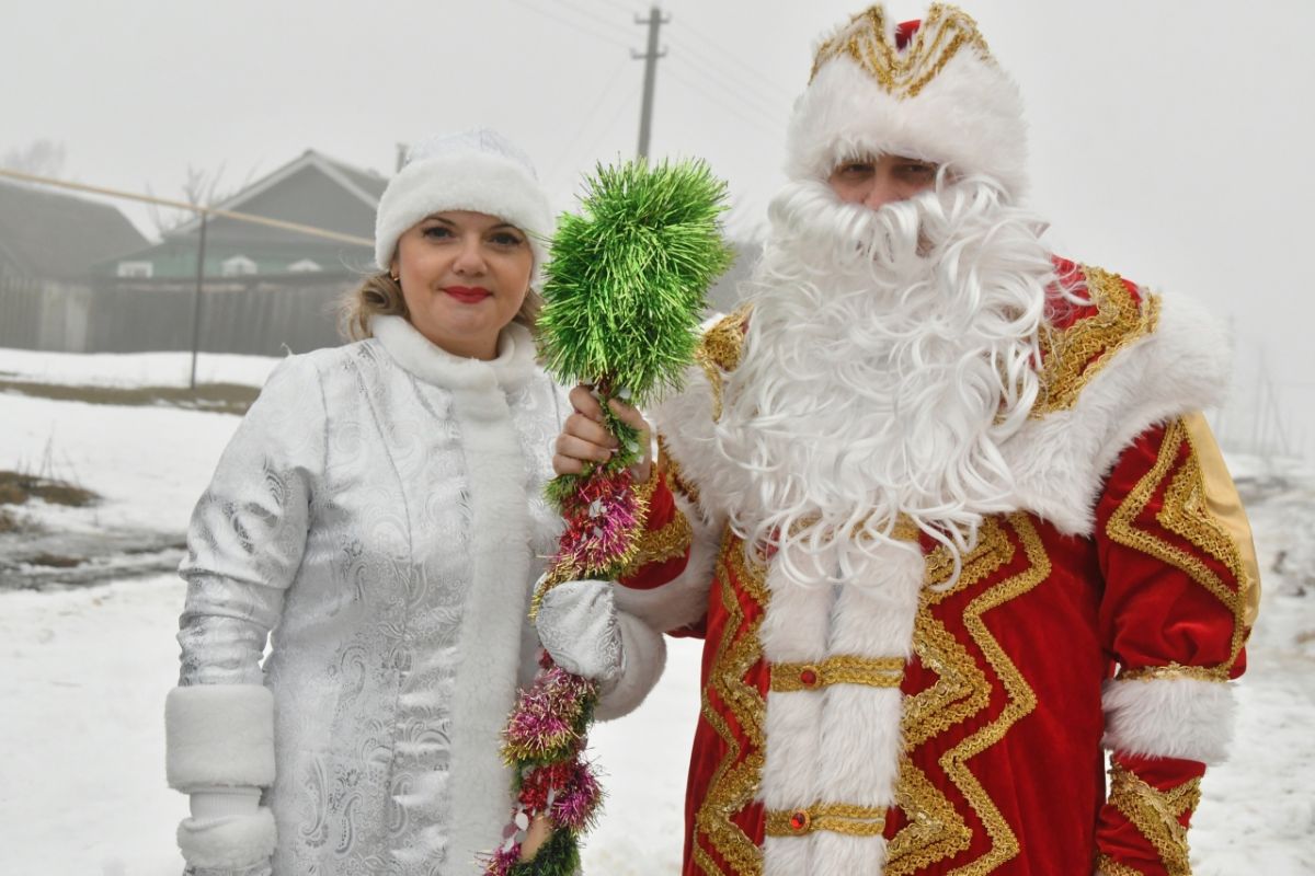 Глава района раздавал подарки от Главы Республики Мордовия детям в образе Деда Мороза