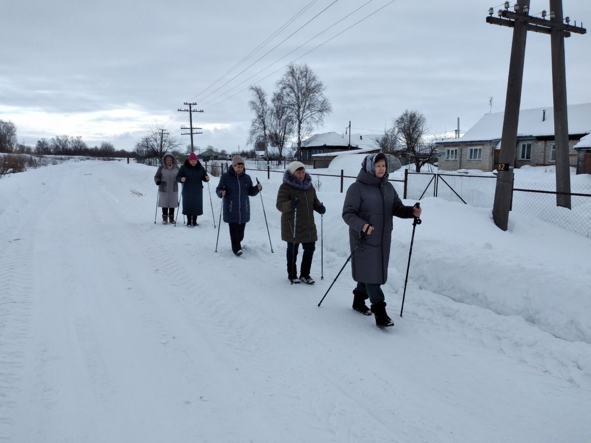Занятия по скандинавской ходьбе в Отделении дневного пребывания для поддержания здоровья пожилых людей