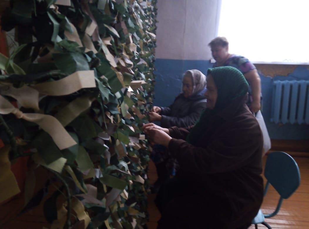 «Мы хотим укрыть их от пуль»: в Новой Федоровке социальные работники и пенсионеры плетут маскировочные сети для фронта
