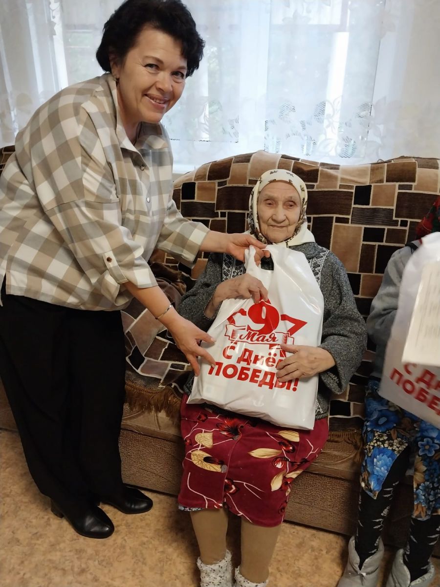 Вручение подарков труженикам тыла в Старошайговском филиале ГБСУ СОССЗН РМ «Заречный дом-интернат для престарелых и инвалидов»