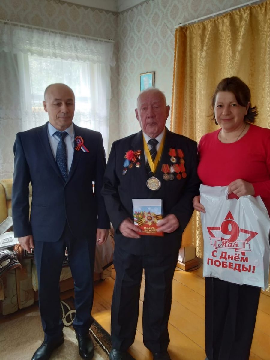 Накануне Дня Победы в Большеберезниковском муниципальном районе ветеранам войны вручили праздничные наборы
