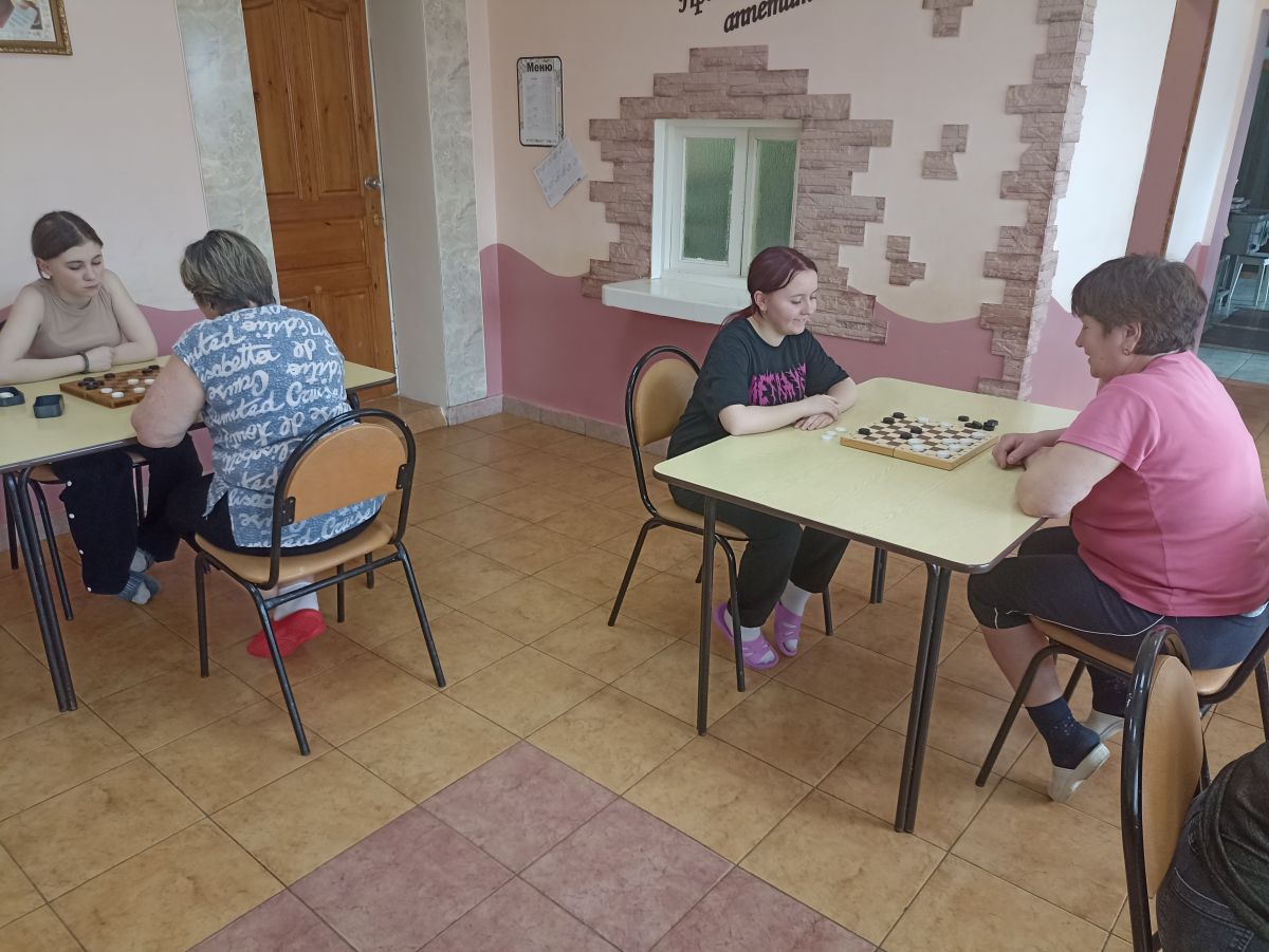 Семейная шашечный игра