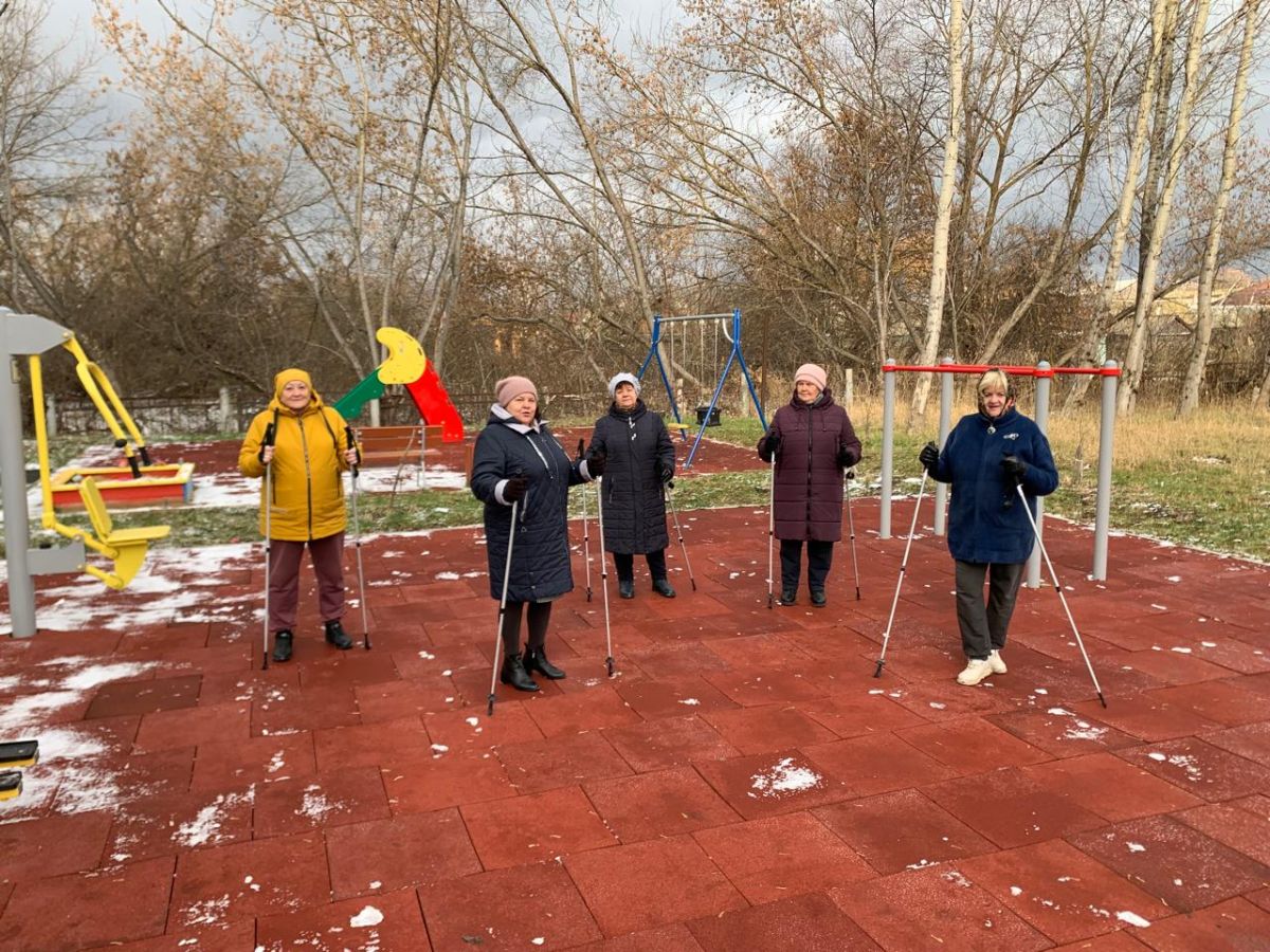 Занятие по скандинавской ходьбе