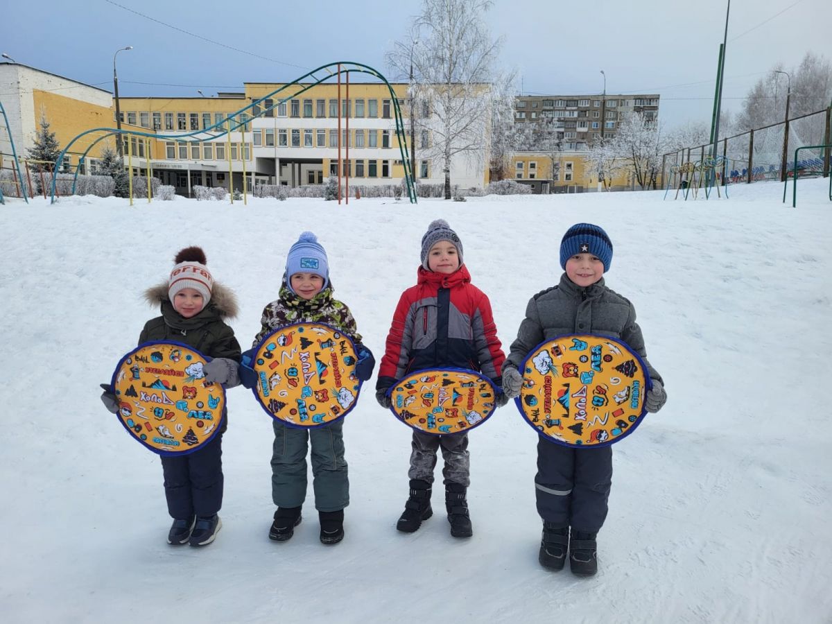 На ледянке быстро с горки!