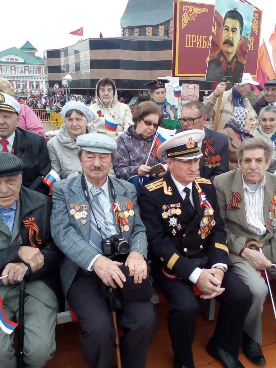 День Победы отметили парадом  и шествием к Мемориальному кладбищу