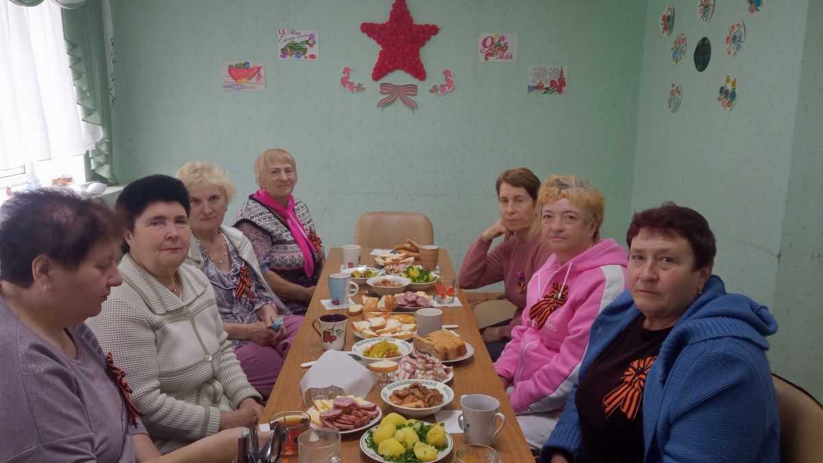 В отделении дневного пребывания граждан пожилого возраста сегодня царила атмосфера тепла и душевности. Здесь прошло праздничное мероприятие, посвященное самому важному празднику нашей страны – Дню Победы В отделении дневного пребывания граждан пожилого возраста сегодня царила атмосфера тепла и душевности. Здесь прошло праздничное мероприятие, посвященное самому важному празднику нашей страны – Дню Победы