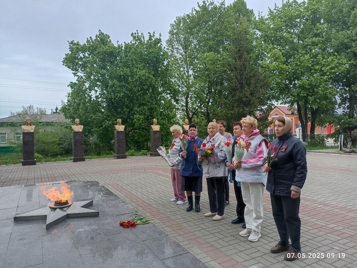 Сегодня посетители отделения дневного пребывания граждан пожилого возраста возложили цветы к памятнику воинам, погибшим в Великой Отечественной войне Сегодня посетители отделения дневного пребывания граждан пожилого возраста возложили цветы к памятнику воинам, погибшим в Великой Отечественной войне