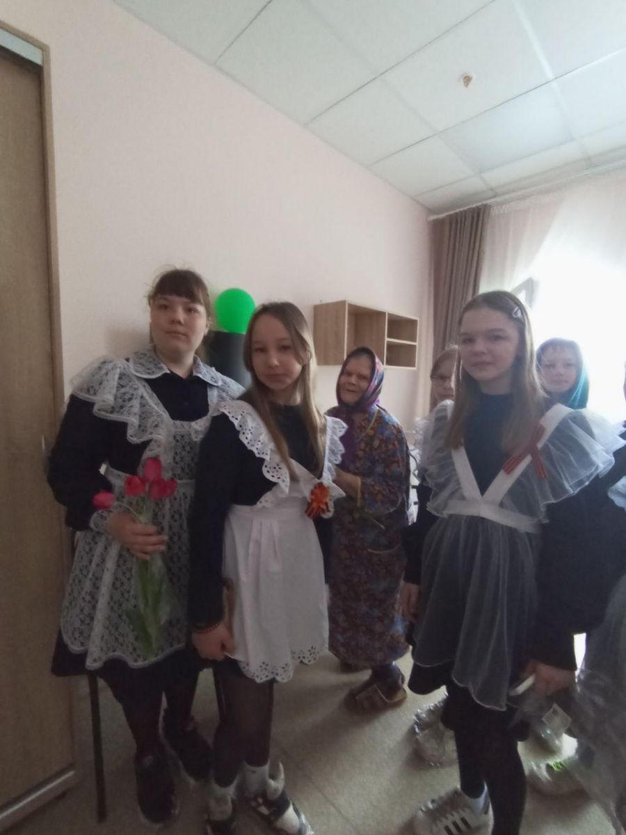 8 мая -накануне празднования 80 летия Победы в Великой отечественной войне ученики МОБУ " Кемлянская СОШ" поздравили получателей социальных услуг ГБСУ СОН РМ "Ичалковский дом-интернат для престарелых и инвалидов " открытками и цветами