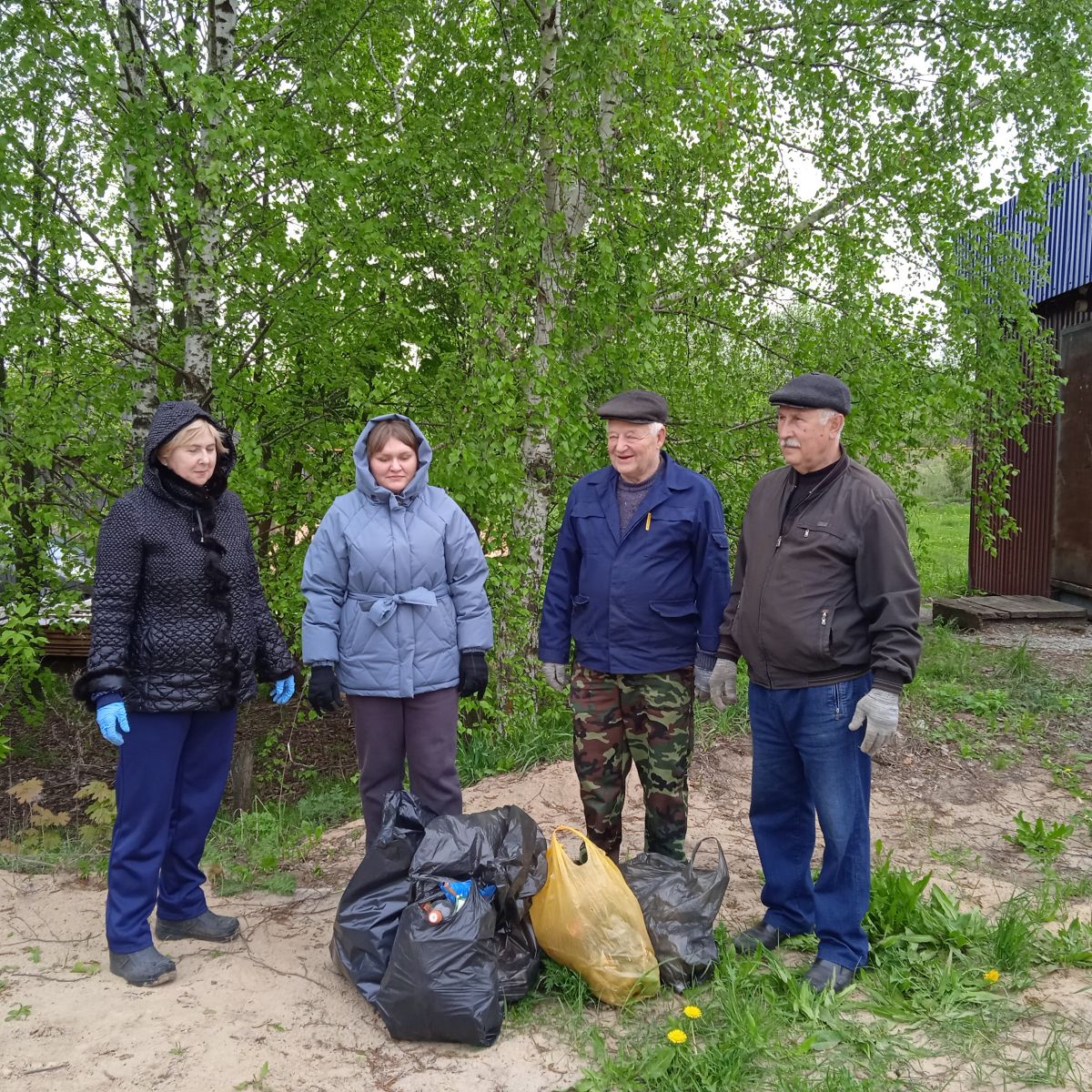 Сотрудники социальной защиты принимают участие в субботниках Сотрудники социальной защиты принимают участие в субботниках