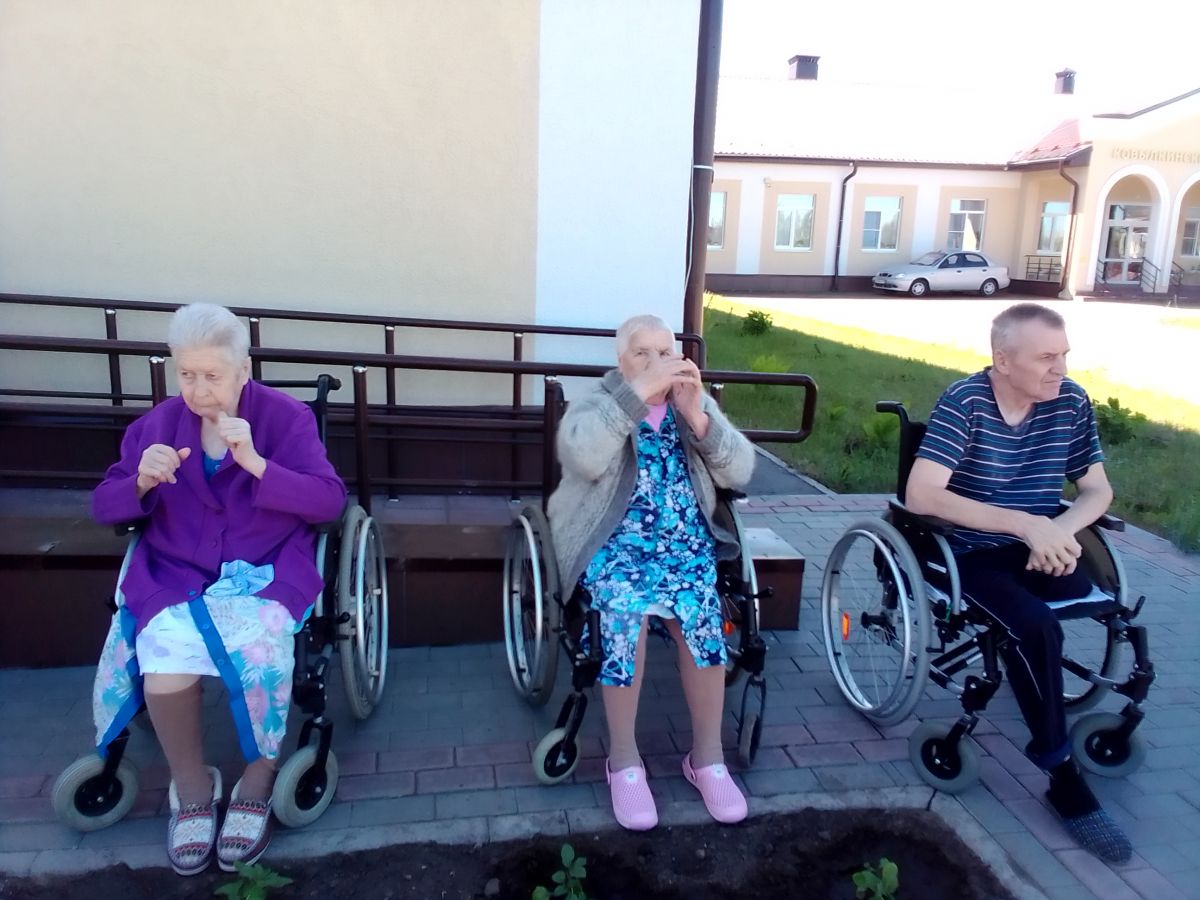 Занятие на свежем воздухе с колясочниками Занятие на свежем воздухе с колясочниками