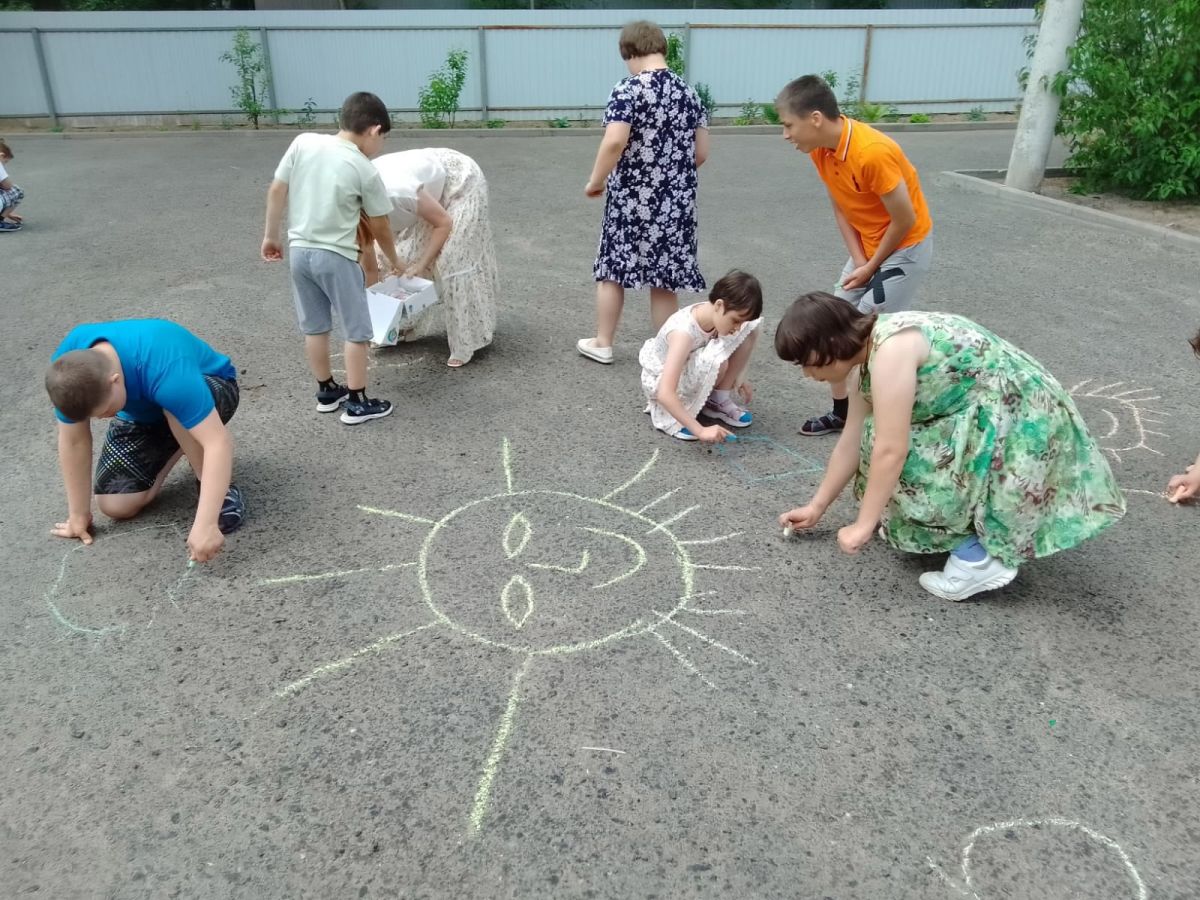 Рисунки на асфальте "Наше счастливое детство"
