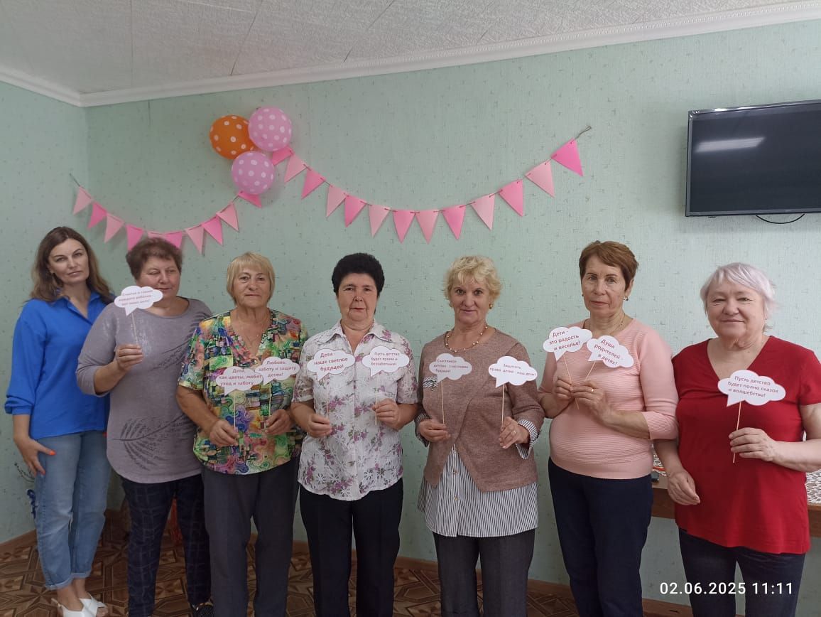 Сегодня в отделении дневного пребывания на мероприятии «Мы все родом из детства» пожилые люди предавались воспоминаниям о собственном детстве Сегодня в отделении дневного пребывания на мероприятии «Мы все родом из детства» пожилые люди предавались воспоминаниям о собственном детстве