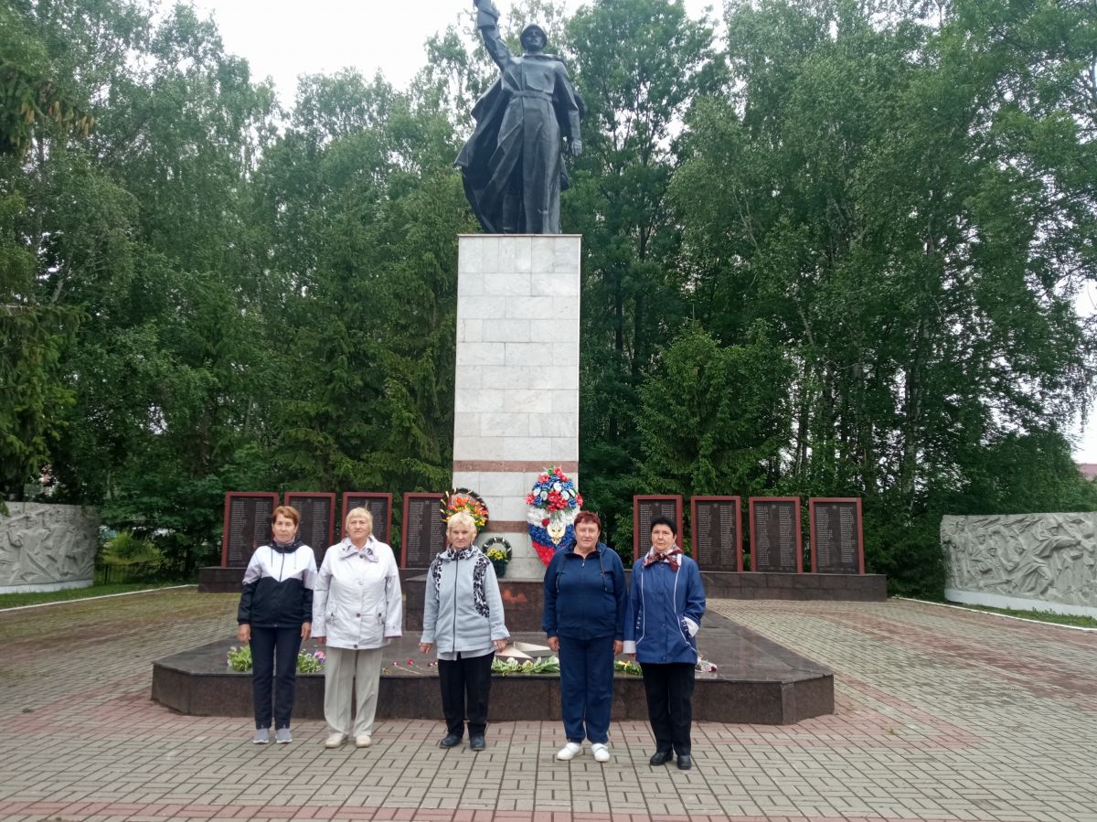 В преддверии Дня памяти и скорби, 22 июня, посетители отделения дневного пребывания возложили цветы к памятнику погибшим воинам В преддверии Дня памяти и скорби, 22 июня, посетители отделения дневного пребывания возложили цветы к памятнику погибшим воинам