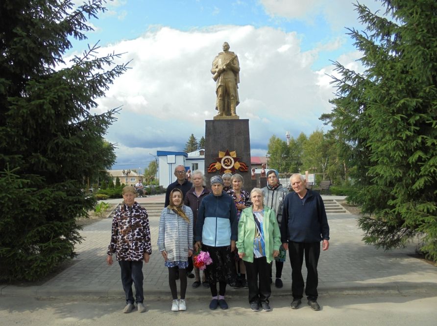 Возложение цветов к памятнику неизвестного солдата
