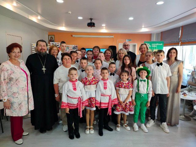 Праздничная программа "День семьи, любви и верности" в рамках  фестиваля "Семья и дети - дом нашего счастья"