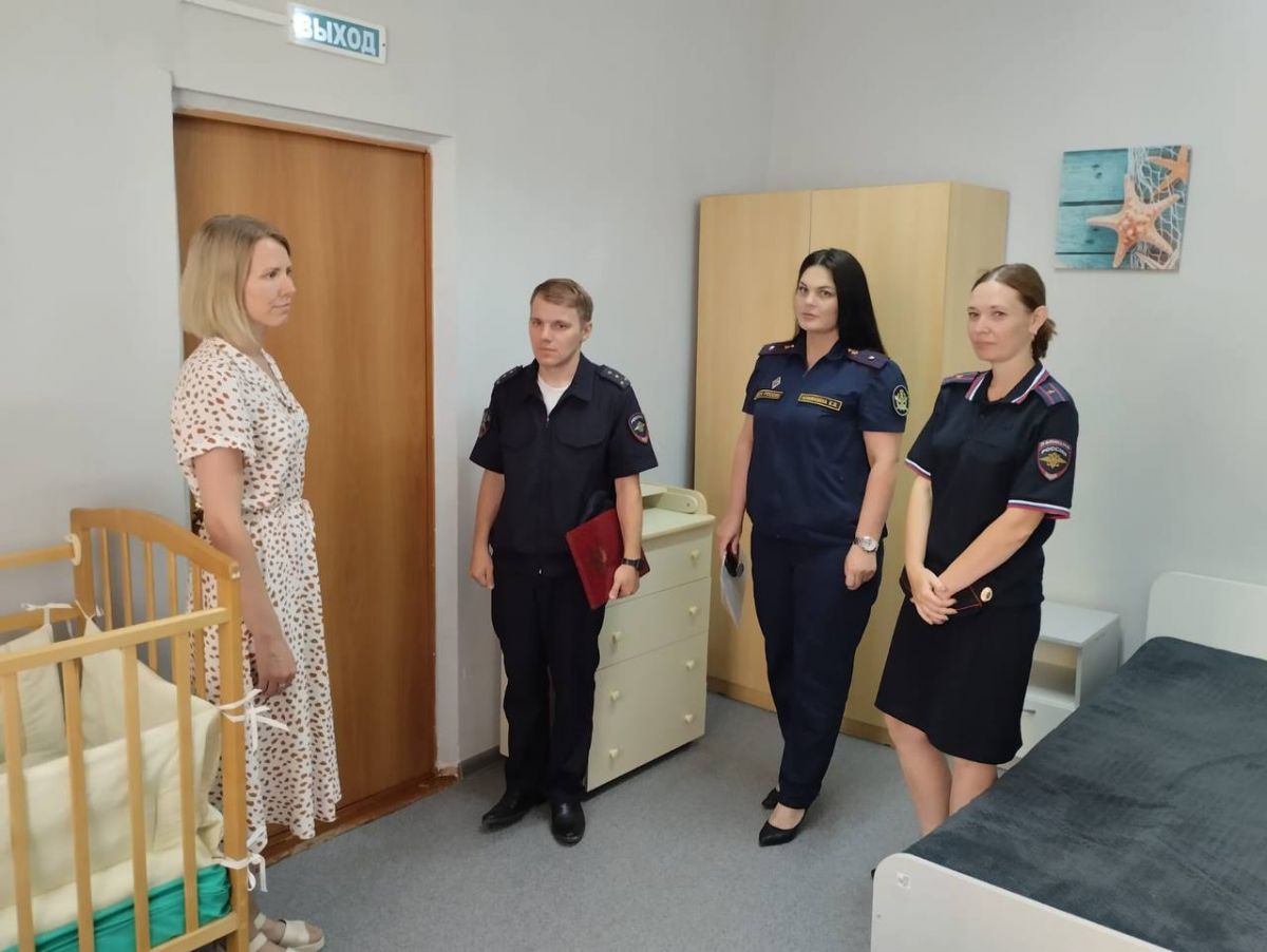 Представители органов системы профилактики                                                           в кризисном отделении «Мать и дитя»