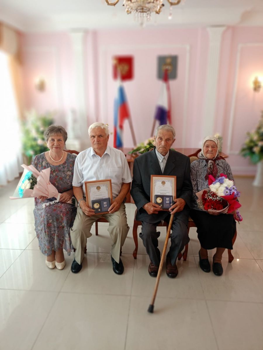 Семьи, удостоенные медали «За любовь и верность» Семьи, удостоенные медали «За любовь и верность»