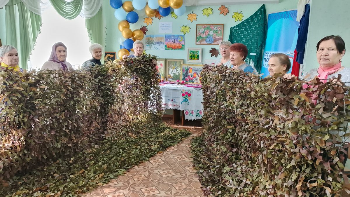 Руками наших мастериц из отделения дневного пребывания сплетены ещё две маскировочные сети