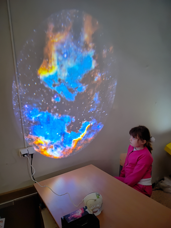 Cегодня ребята познакомились с галастическим проектором