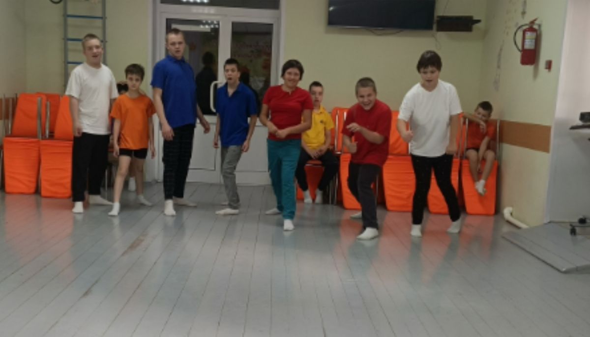 Упражнять в прыжках разными способами в чередовании с ходьбой