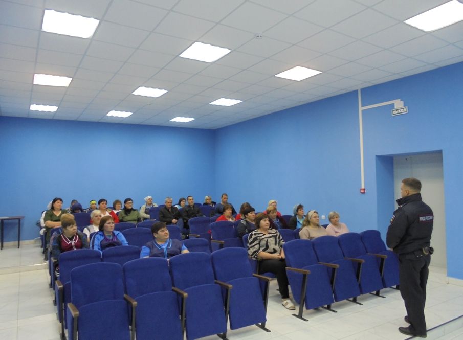 Беседа сотрудника полиции Игошева Д.О. с сотрудниками учреждения на тему: «Ответственность за преступления террористической направленности» Беседа сотрудника полиции Игошева Д.О. с сотрудниками учреждения на тему: «Ответственность за преступления террористической направленности»