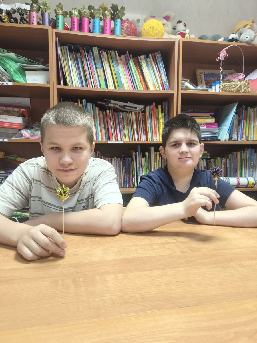 Коллективная  работа из лесных шишек Коллективная  работа из лесных шишек