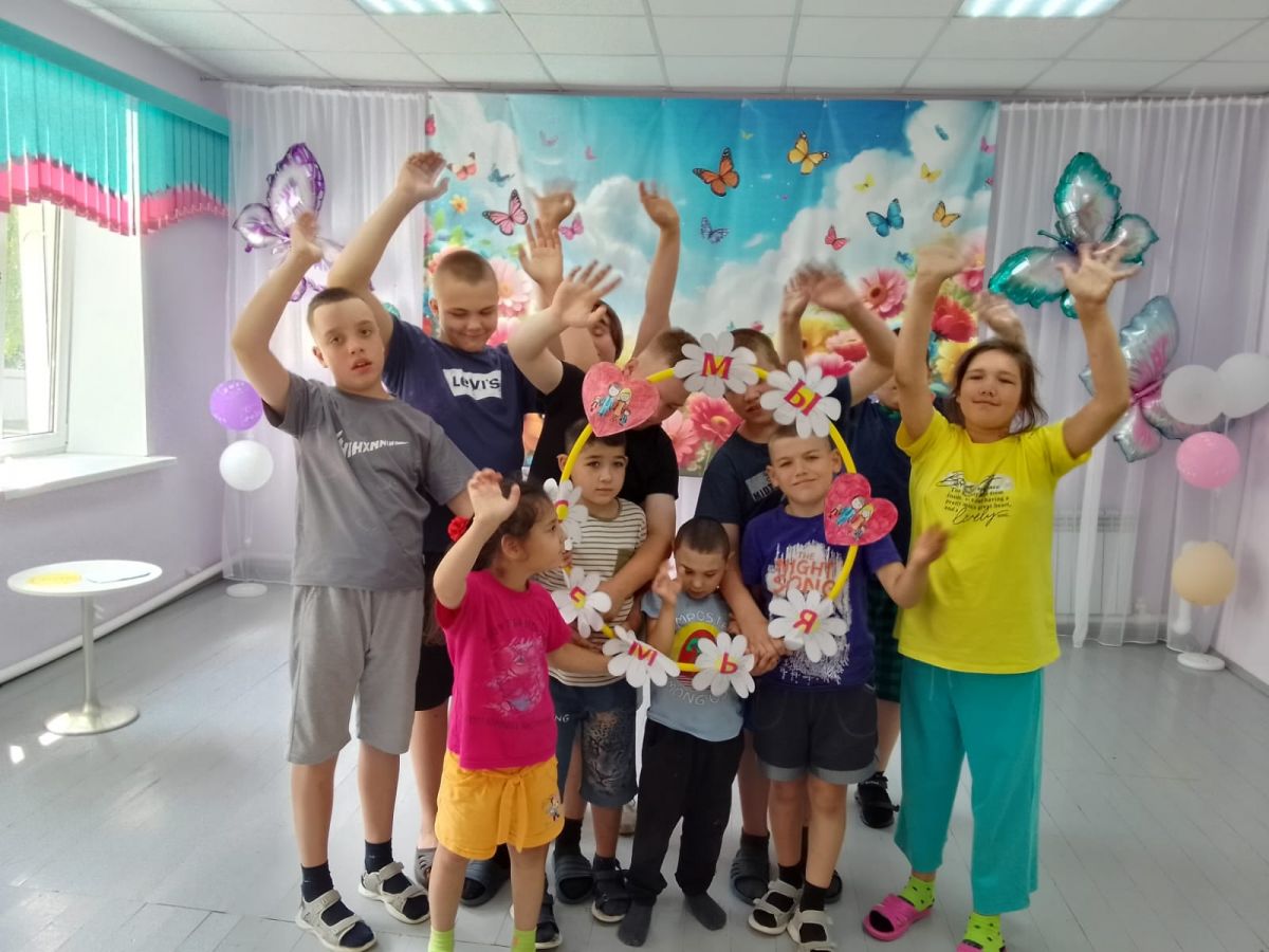 В нашей группе все друзья - ну а вместе мы семья В нашей группе все друзья - ну а вместе мы семья