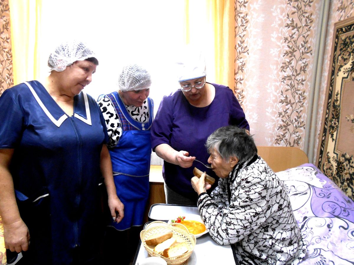 Уход за ослабленными пожилыми людьми