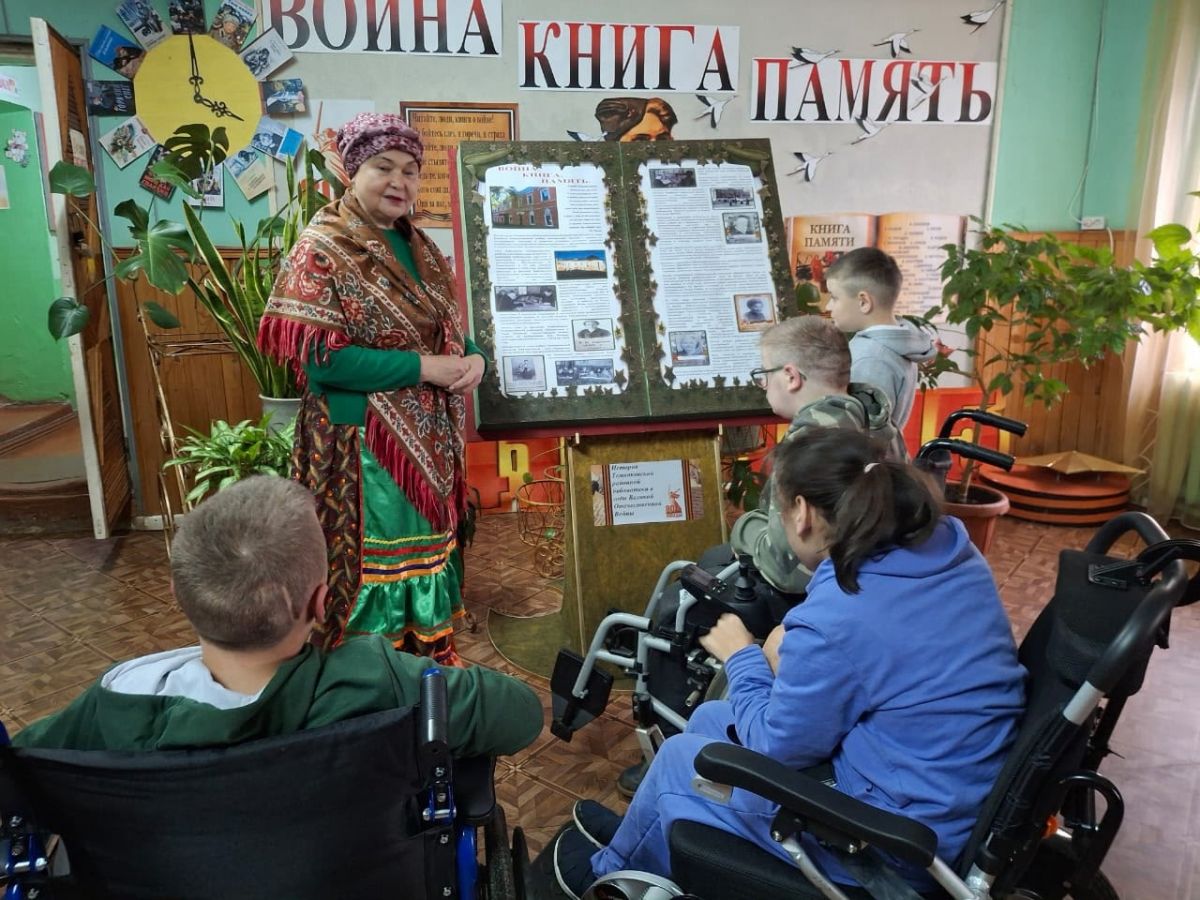 Сегодня под руководством воспитателя Мамаевой С. Д. воспитанники Темниковского детского дома - интерната, посетили Темниковскую центральную библиотеку