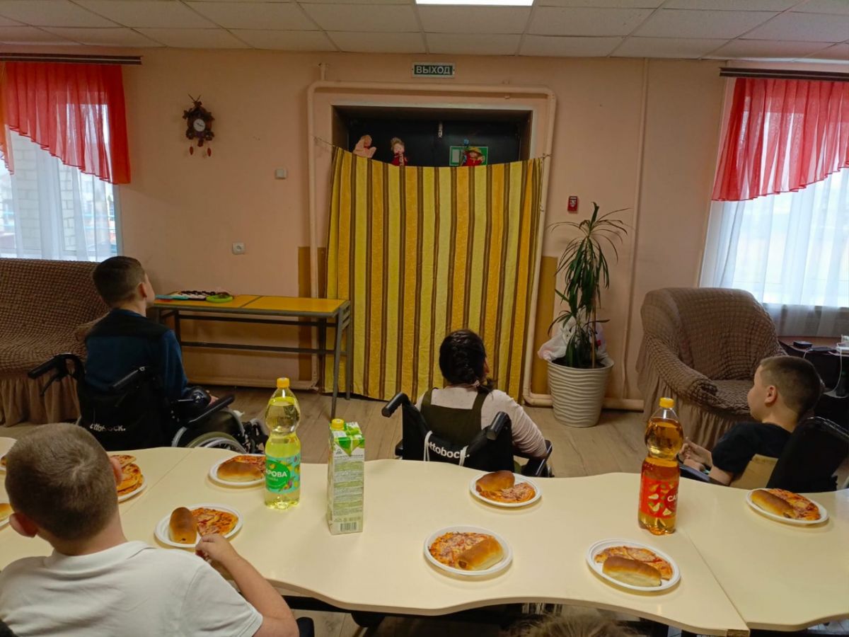 Выражаем огромную благодарность нашим дорогим шефам ФГУП " ВНИИЭФ - РФЯЦ" г. Саров за душевную встречу, совместные игры с ребятами, общение и вкусные угощения, а ещё подарки для осенних именинников