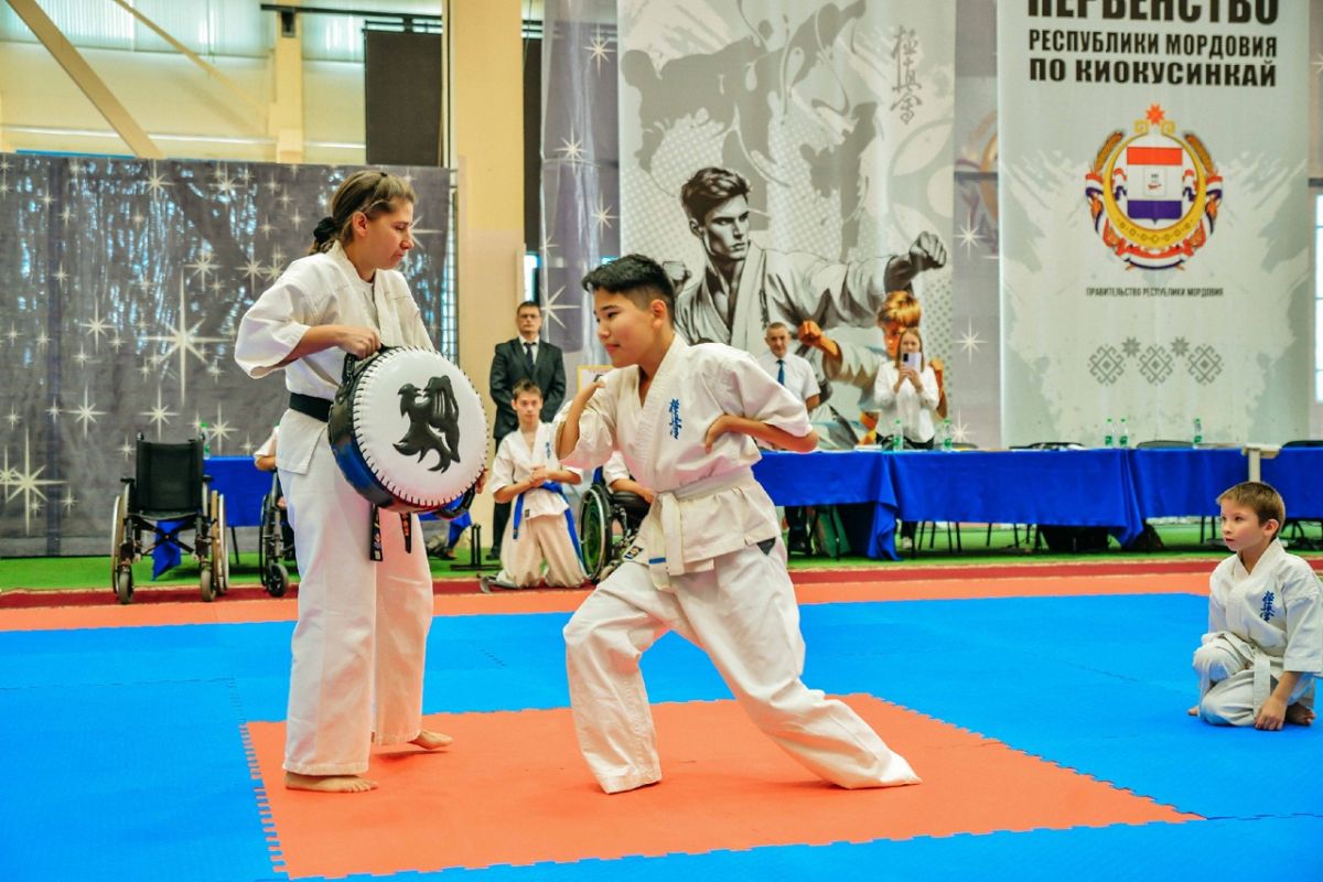 В это воскресенье 2 ноября 2025 года в Саранске в СК "Мордовия" команда воспитанников Темниковского детского дома-интернат - "Карате без границ" с тренером и наставником Екатериной Антолепт (г. Москва), выступала на главном региональном турнире Первенстве Республики Мордовия по киокусинкай